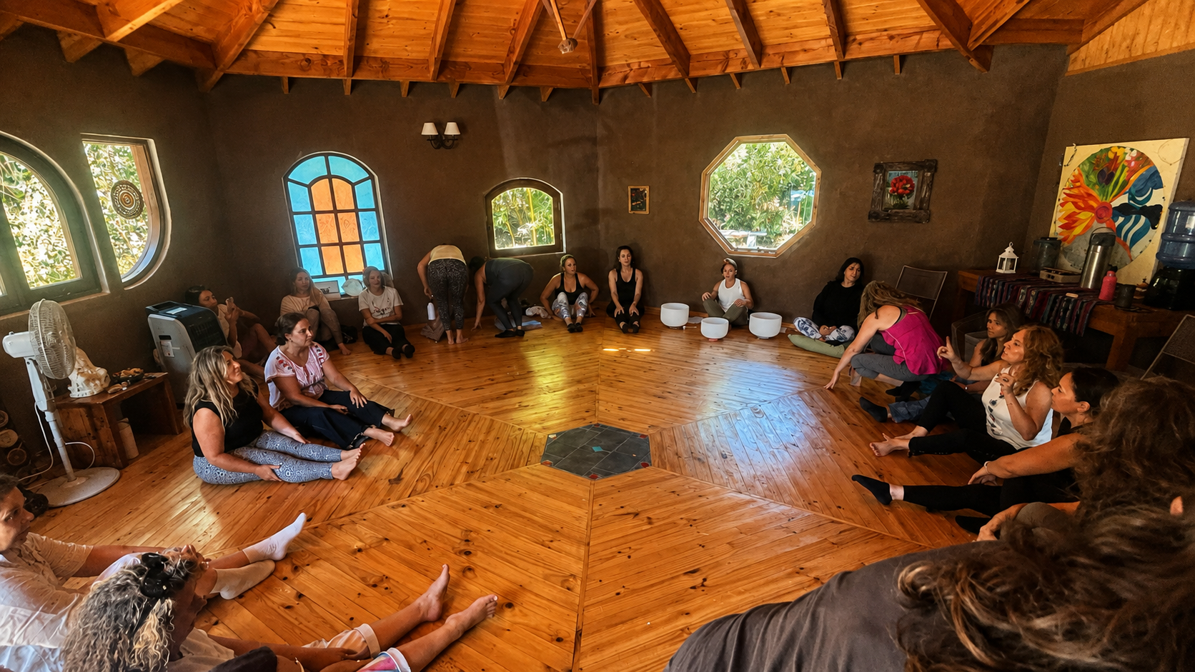 Círculo de personas reunidas en el interior de La Kiva